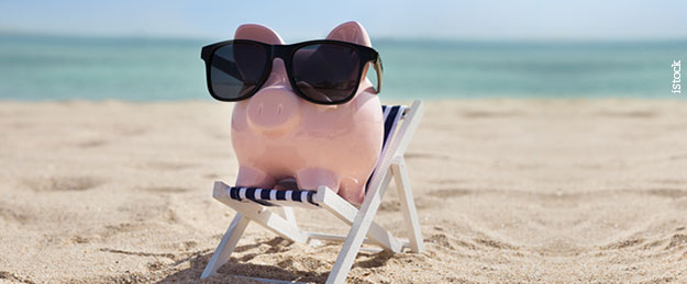 Educação financeira - Férias de julho - Porquinho (cofre) na cadeira de praia