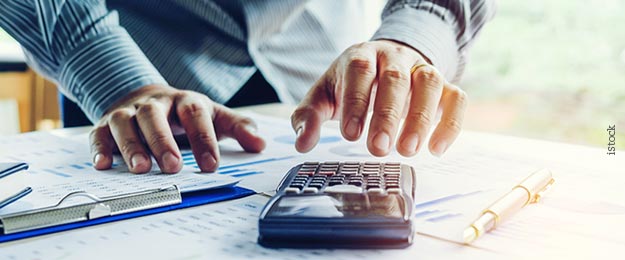 Educação financeira - Pessoa fazendo cálculos