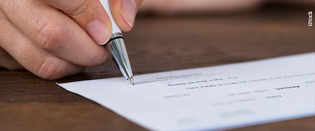 Educação financeira - Uma pessoa entregando cheque para outra